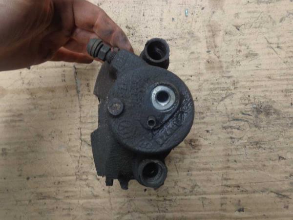 MACHOIRE AVANT DROITE VW GOLF 5 / JETTA - Vue 2